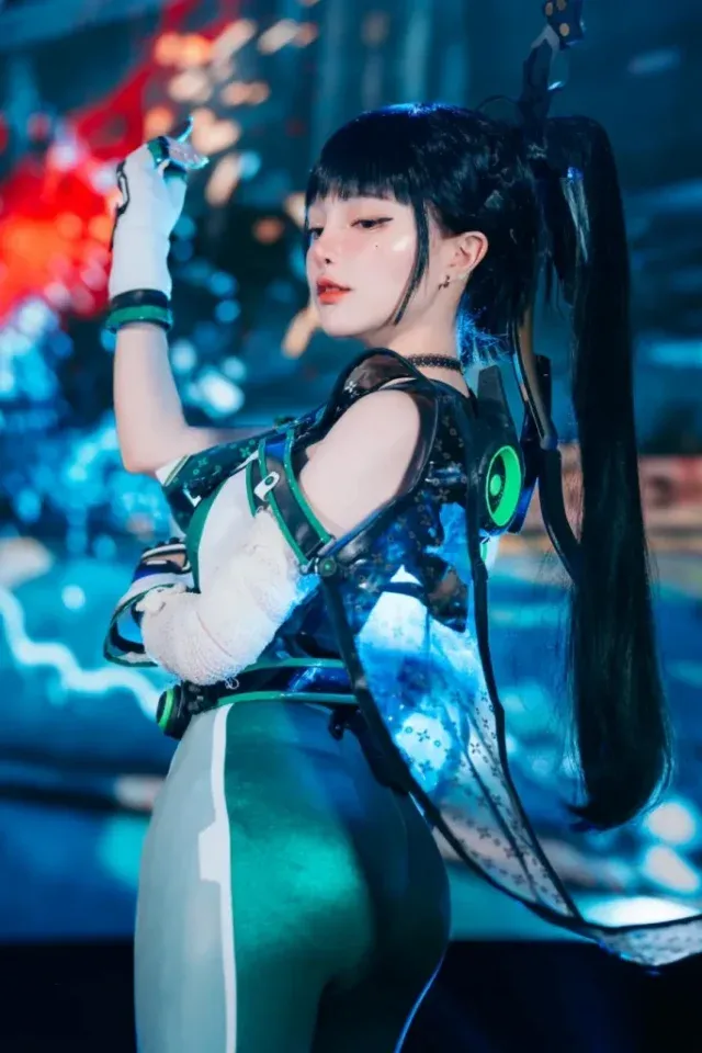LeJosette 官方伊芙 cosplay 写真曝光，黑发绿瞳还原《剑星》主角气质