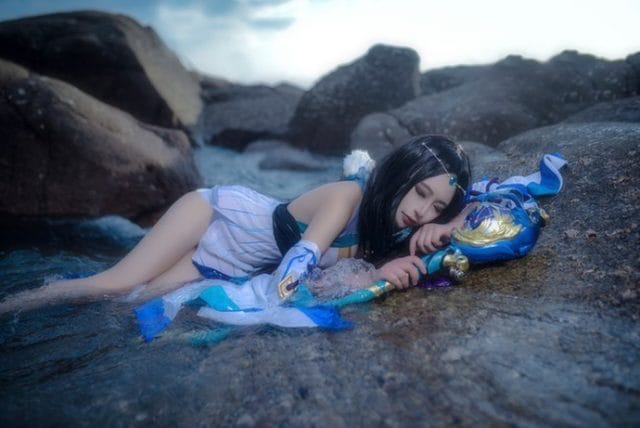 _Azusaa_ COS阴阳师八百比丘尼:白紫华服下的永生占卜师和风写真