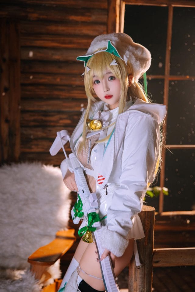 日奈娇COS《胜利女神:妮姬》露菲圣诞冬装,白色绒帽搭枪械道具还原感十足