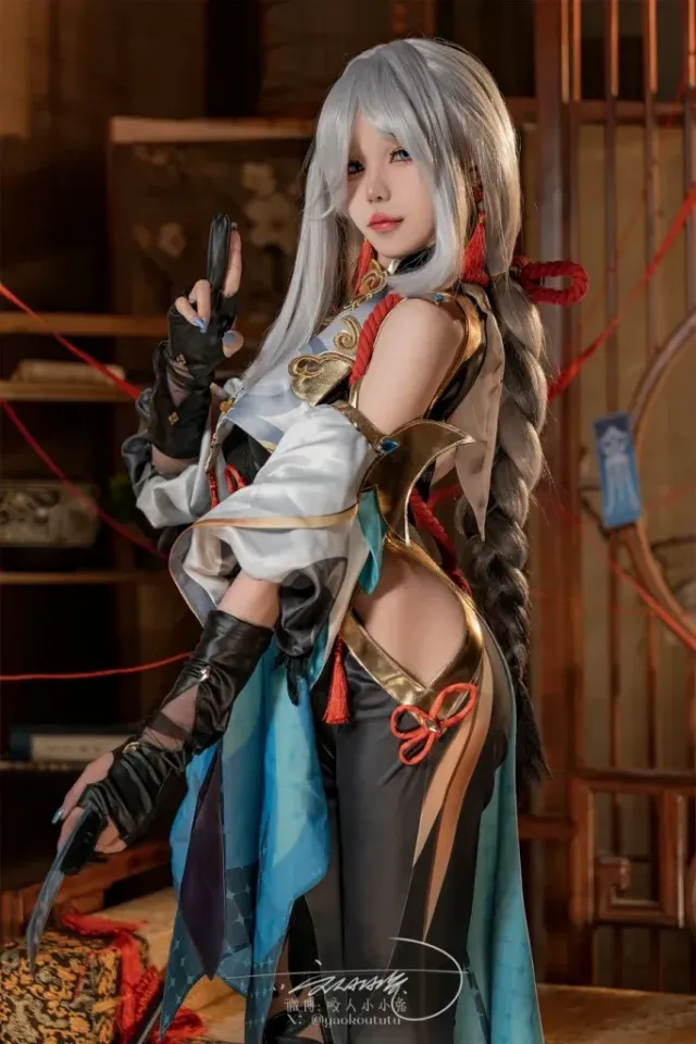咬人小小兔出镜原神申鹤COS,银发蓝眸搭配修身长衣展现清冷仙姿