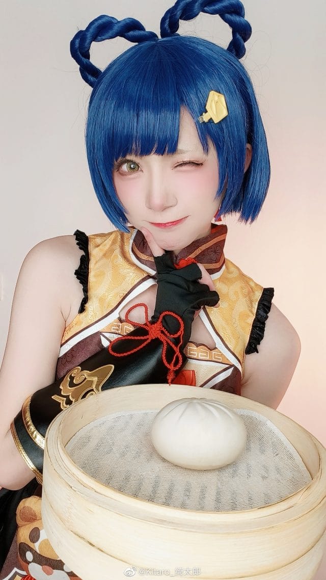 Kitaro_绮太郎COS原神香菱:蓝发厨娘装搭配馒头道具,灵动表情还原万民堂少女