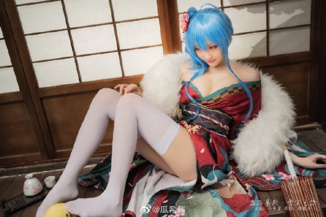 瓜希酱COS碧蓝航线圣路易斯「雪下之饮」，蓝发红瞳配和风场景慵懒又优雅