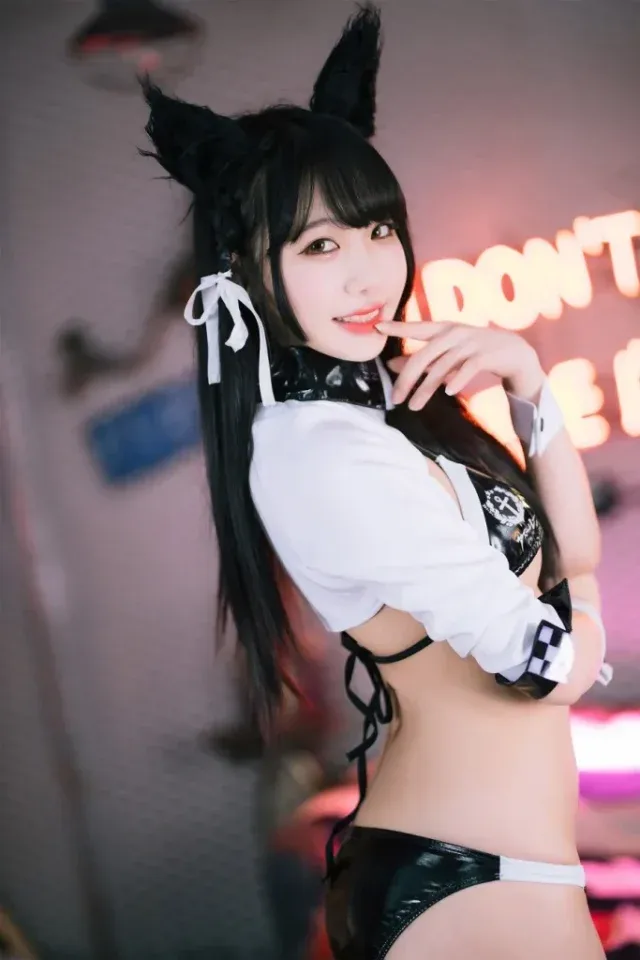 Sooflower碧蓝航线爱宕COS写真:黑色比基尼搭猫耳头饰还原慵懒舰娘气质