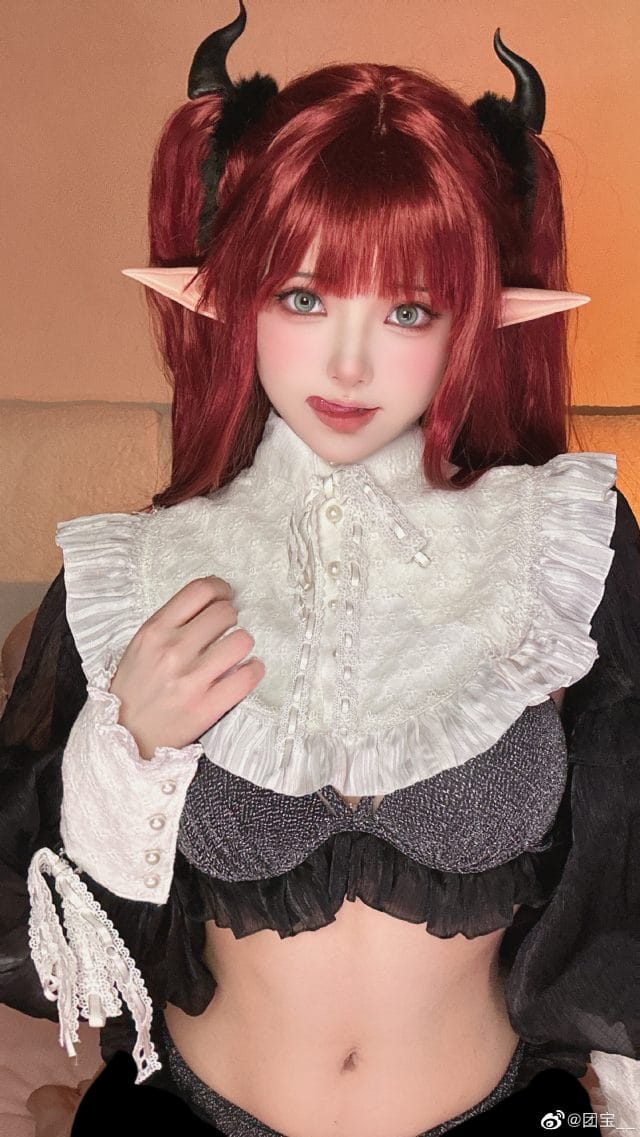 团宝COS小恶魔莉兹:暗调灯光下红发恶魔的妖冶与俏皮反差