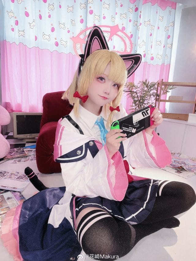 花崎Makura COS才羽桃井，猫耳JK制服还原《蔚蓝档案》粉嫩电竞少女