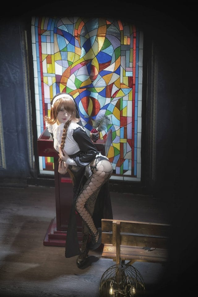 阿包也是兔娘修女COS写真:哥特教堂里的黑袍与圣洁光影