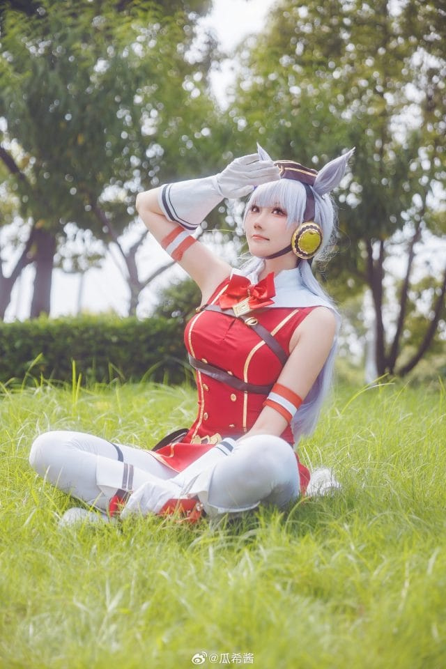 瓜希酱cos赛马娘黄金船,银发红制服还原失望系美少女的颜艺