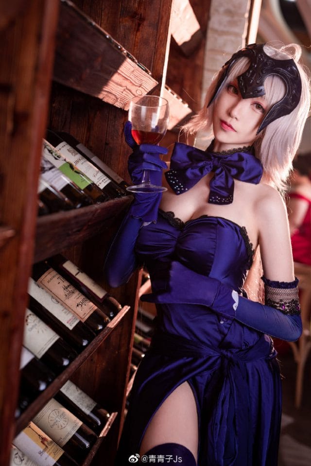 青青子Js cos《FGO》黑贞「圣夜的晚餐」礼装，深蓝礼服紫袜还原圣诞场景