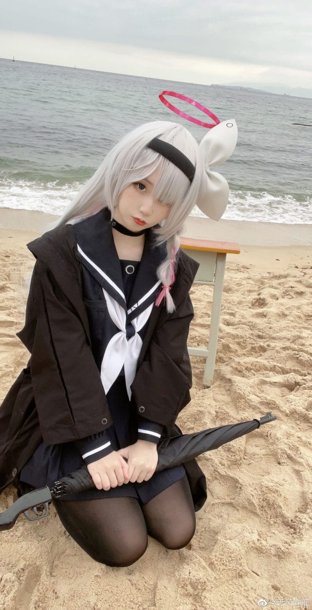 无风霖鹿COS《碧蓝档案》普拉娜，银发水手服海边图集