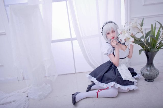 Shika小鹿鹿碧蓝航线天狼星女仆COS：银发红瞳还原皇家侍女的克制优雅