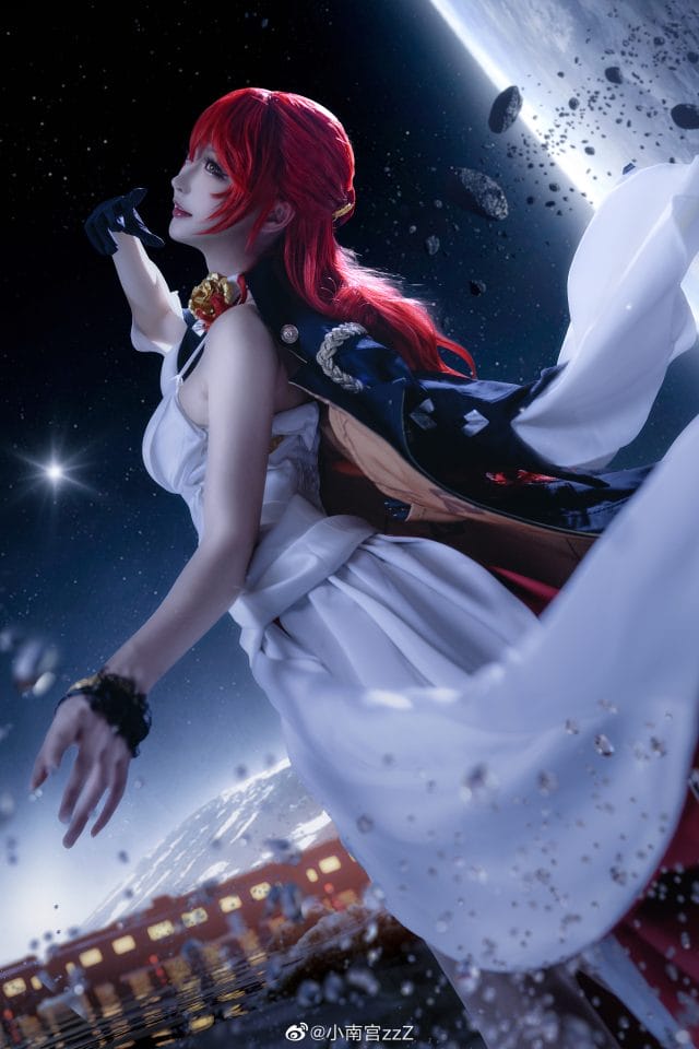 小南宫zzZ COS星穹铁道姬子:红发礼服搭配星空外景,知性科学家的从容气场还原