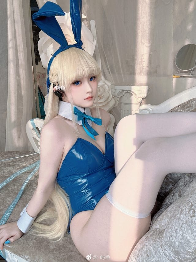 -屿鱼COS蔚蓝档案飞鸟马时兔女郎,深绿套装金发造型写真氛围感拉满