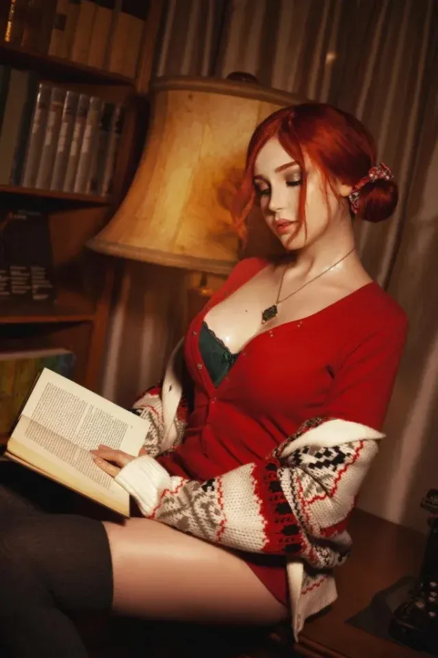 Sayathefox圣诞主题特莉丝COS:红绿配色下的猎魔人女术士写真