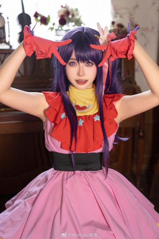 Momoko葵葵COS《我推的孩子》星野爱：紫色星瞳美瞳还原偶像妆容，粉色舞台装配挑染长发