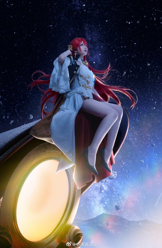 小南宫zzZ COS星穹铁道姬子:红发礼服搭配星空外景,知性科学家的从容气场还原
