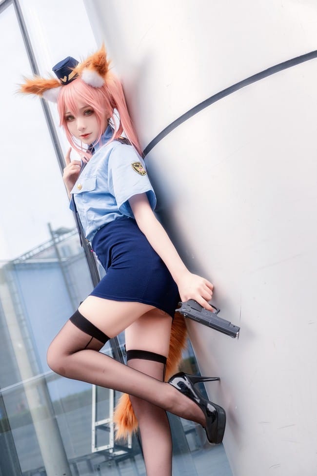 chase起司女警版玉藻前COS:深色制服与狐耳尾巴的反差演绎