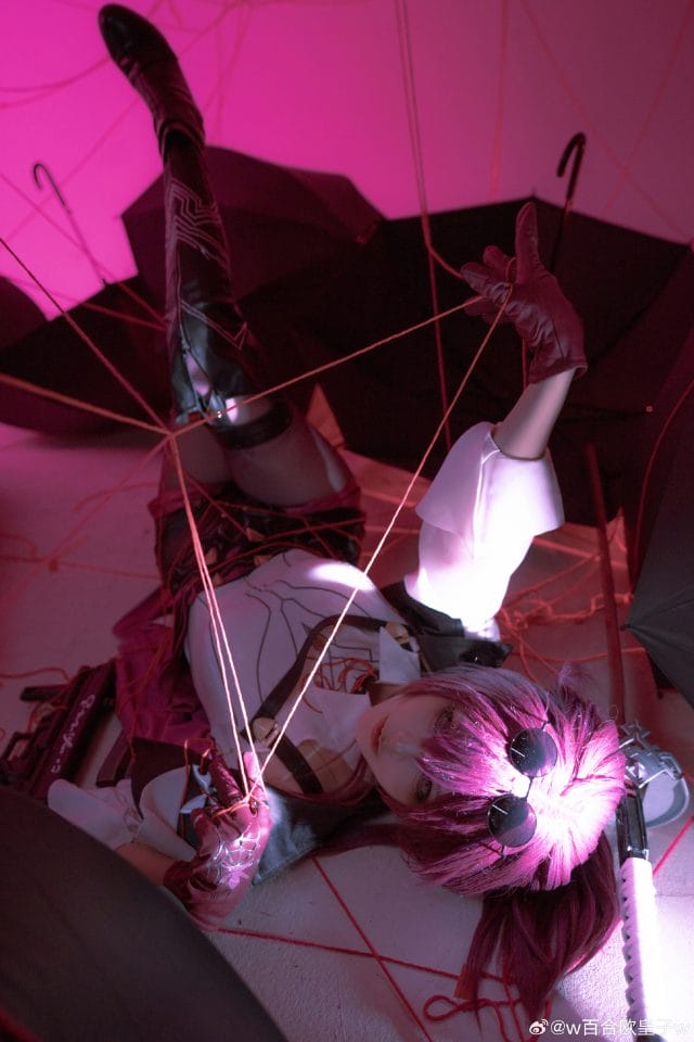 w百合欧皇子w COS星穹铁道卡芙卡写真:粉紫灯光下红瞳冷冽眼妆还原星核猎手的慵懒与锐利