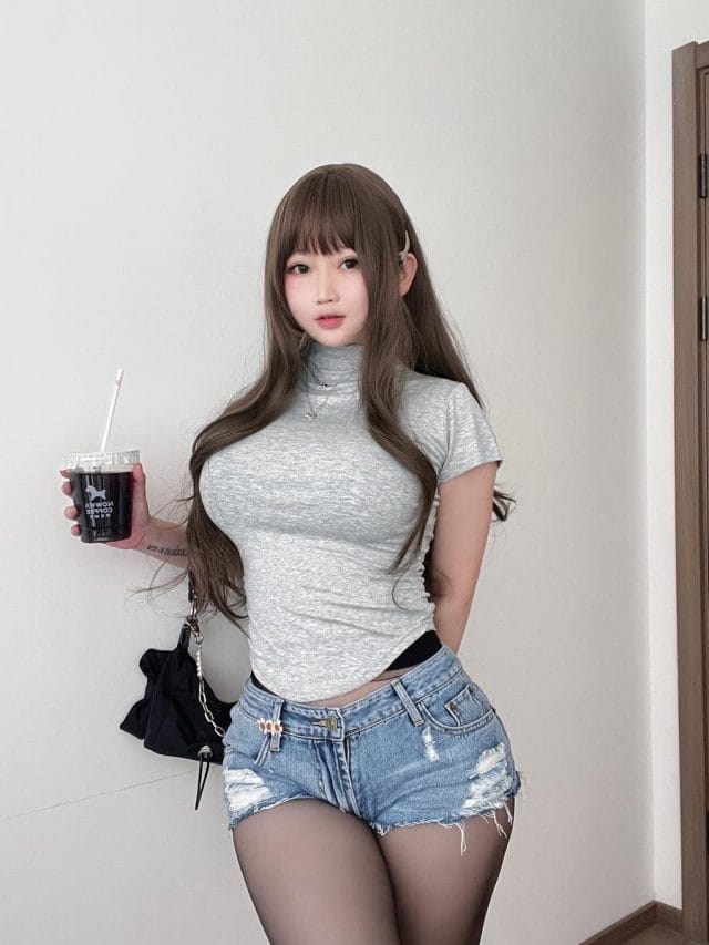 依酱COS写真：广东娃娃脸博主的大胆造型图集