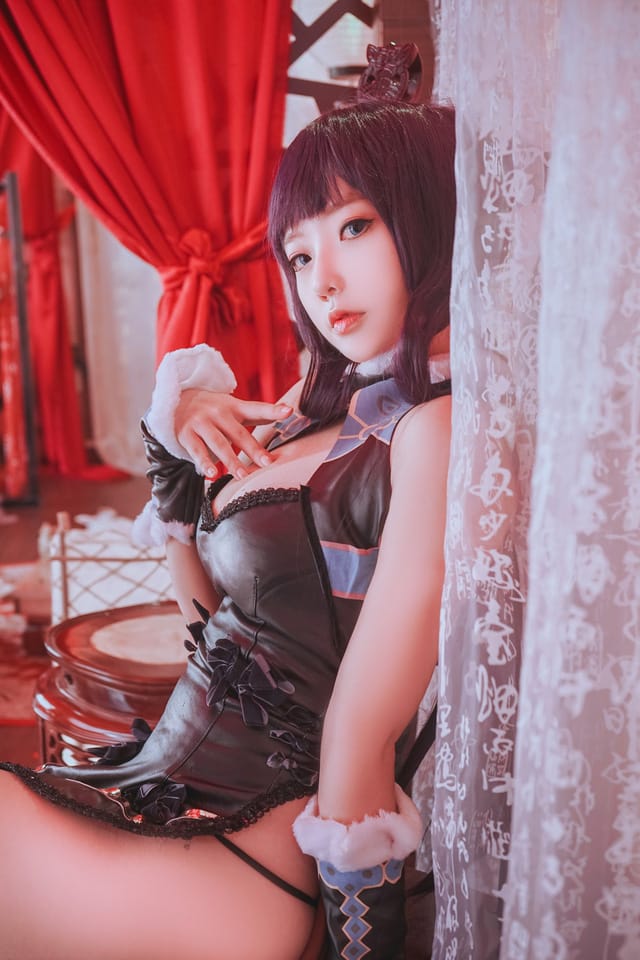 MessieHuang杨贵妃COS图集:黑色皮裙搭配琵琶还原FGO暗调写真