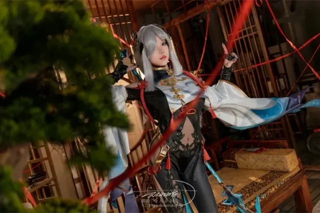 咬人小小兔出镜原神申鹤COS，银发蓝眸搭配修身长衣展现清冷仙姿