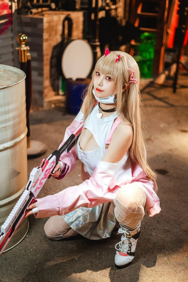 蜜汁猫裘COS《胜利女神:妮姬》毒蛇,粉色甜美与霰弹枪的反差气场