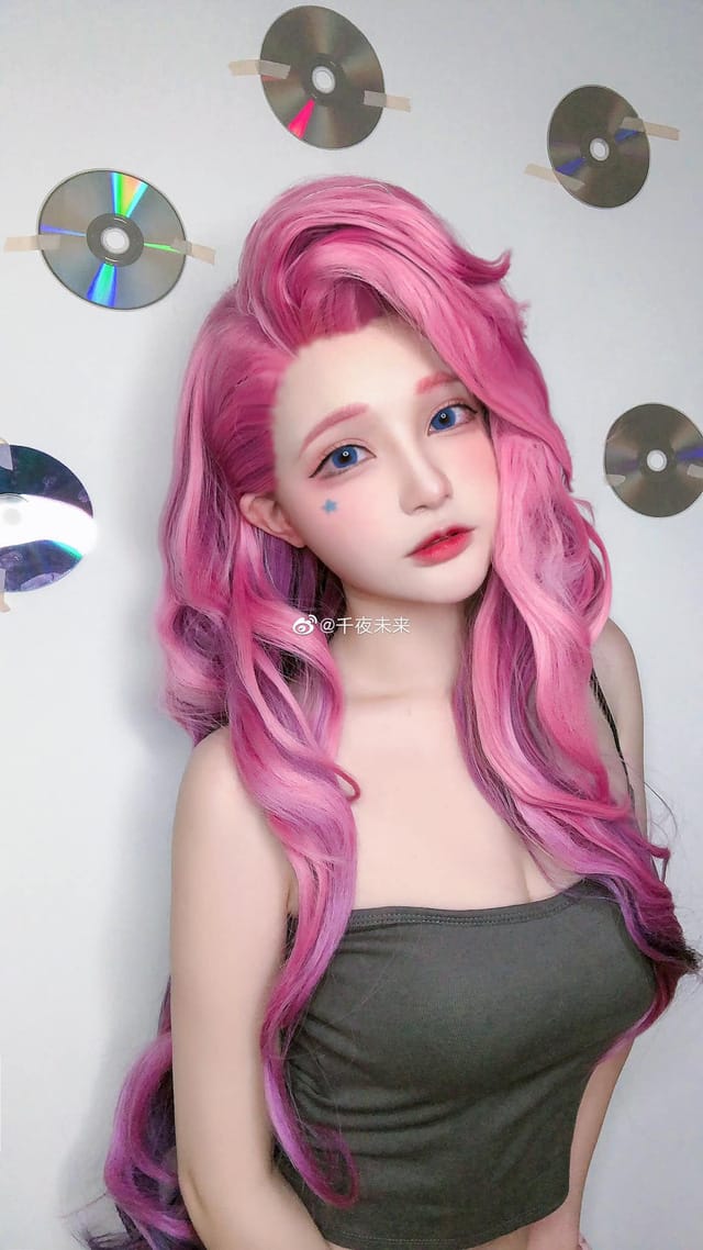 千夜未来萨勒芬妮COS作品:粉紫梦幻舞台风还原英雄联盟歌姬