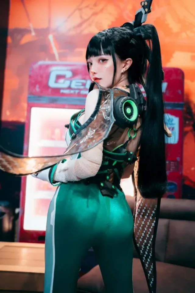 LeJosette 官方伊芙 cosplay 写真曝光，黑发绿瞳还原《剑星》主角气质