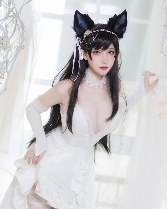 在下萝莉控ii碧蓝航线爱宕白色礼服COS写真：冷白调优雅还原与俏皮吐舌的反差表现
