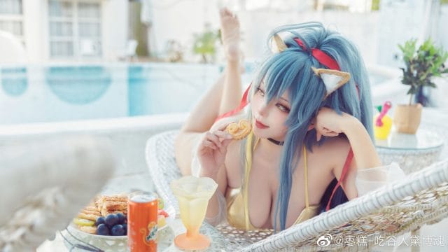枣糕-吃谷人黛博魂COS碧蓝航线滨江泳装，金色比基尼泳池写真还原角色气质