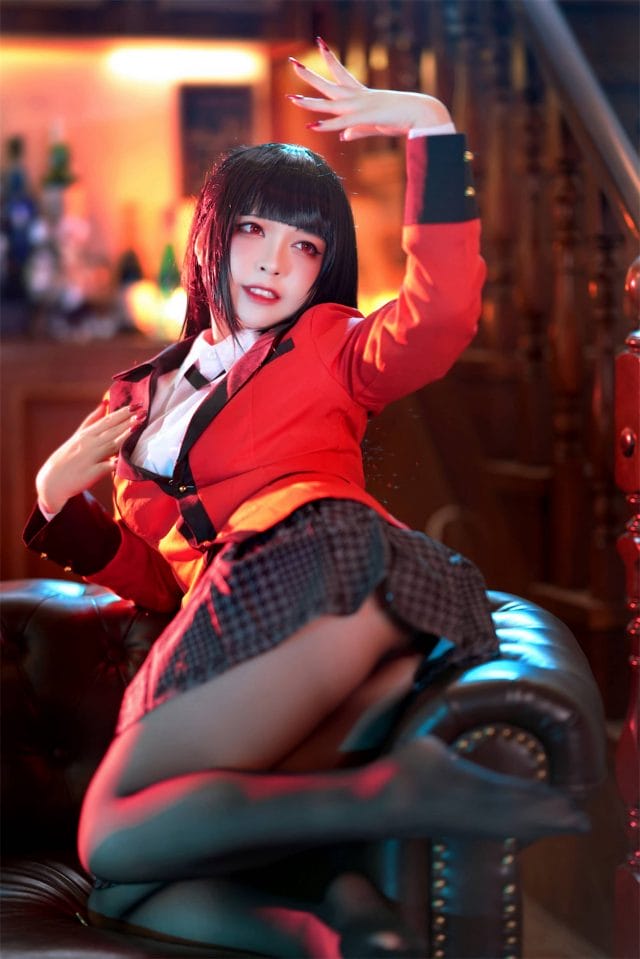 半半子COS蛇喰梦子,暗调赌场氛围下的红瞳黑发学园制服还原