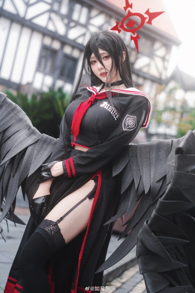 如月灰cosplay《蔚蓝档案》羽川莲见，黑翼制服持枪漫步古典街角