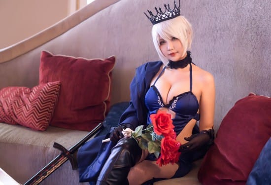 HanaBunny《Fate/EXTRA》尼禄红色礼装COS写真，火辣身材高还原