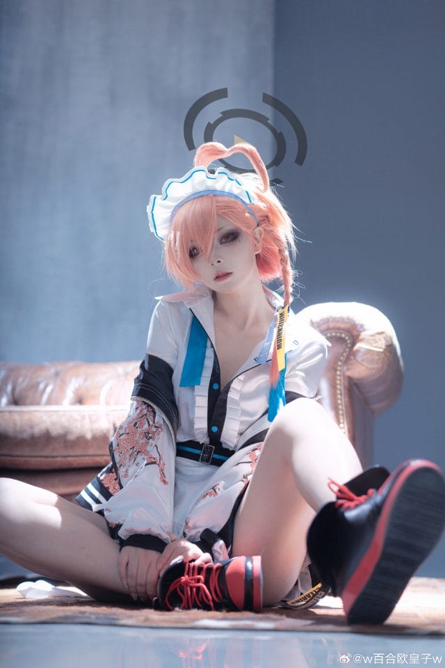 w百合欧皇子w cos蔚蓝档案美甘妮露，红瞳橘发还原千禧特工的酷帅