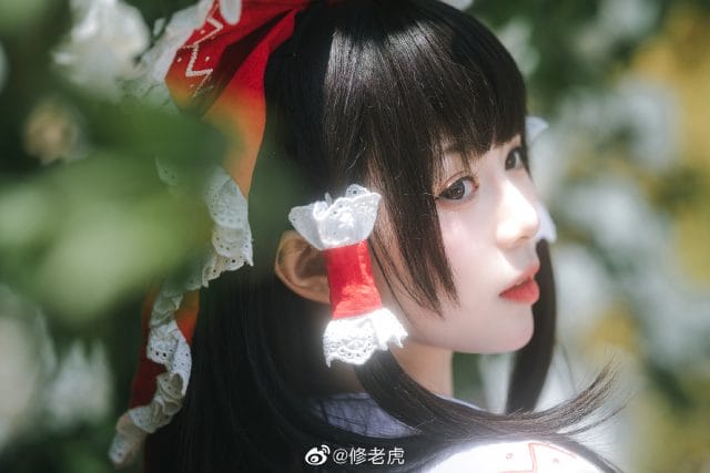 修老虎出镜东方Project博丽灵梦COS，红白巫女服漫步夏日山林