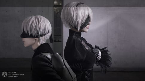Omiya 和 Ichinisehikaru 还原《尼尔：机械纪元》2B 与 9S 拥抱场景，双人 COS 重现尤尔哈搭档羁绊