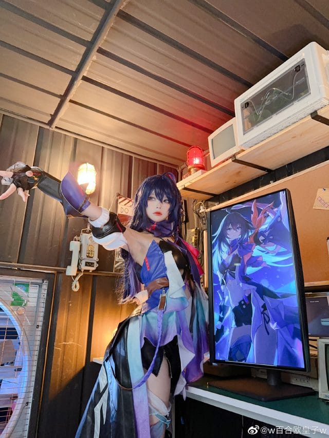 w百合欧皇子w COS崩坏星穹铁道希儿：紫色长发搭配暗调侧光，冷冽眼神还原蝴蝶代号的酷飒气质