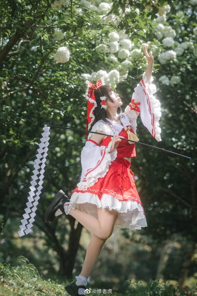 修老虎出镜东方Project博丽灵梦COS，红白巫女服漫步夏日山林