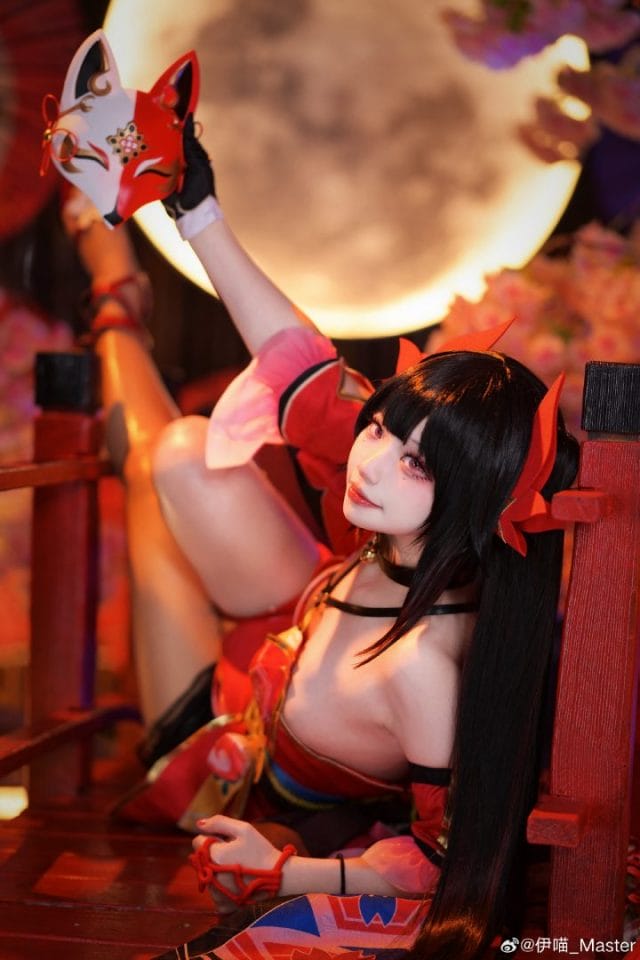 伊喵_Master《崩坏:星穹铁道》花火COS,手持狐面轻笑演绎欢愉神韵