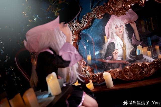 外星嫣子_Yan cos伊蕾娜，还原《魔女之旅》银发魔女的俏皮气质