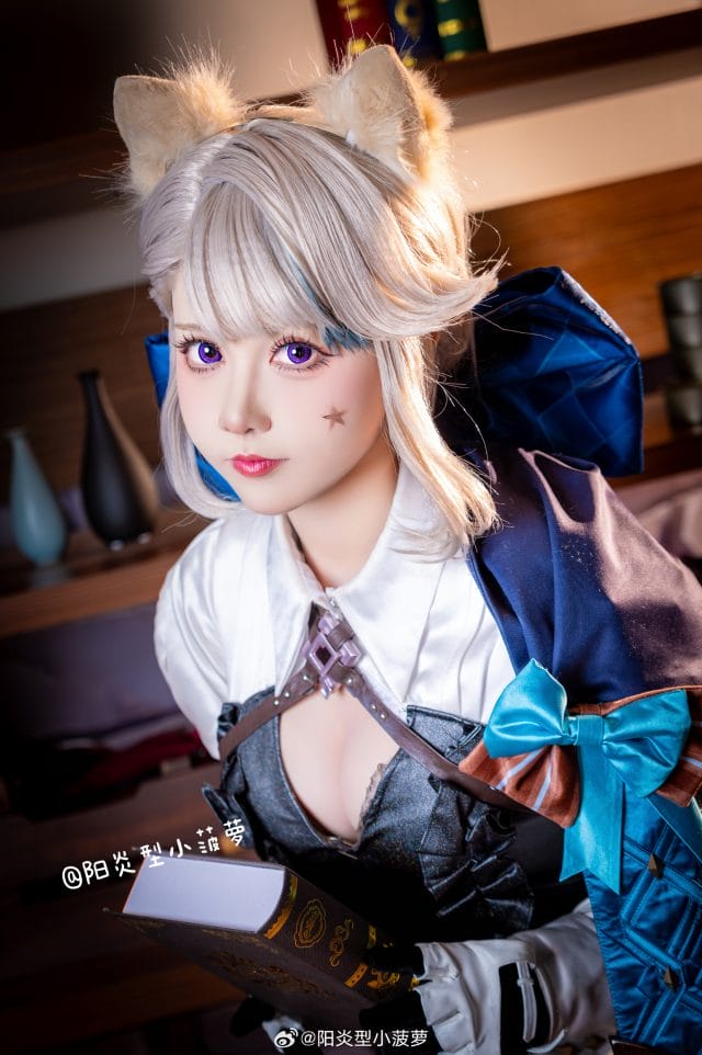 阳炎型小菠萝COS原神琳妮特:紫瞳猫耳搭配暗调侧光,还原魔术助手的疏离冷感气质