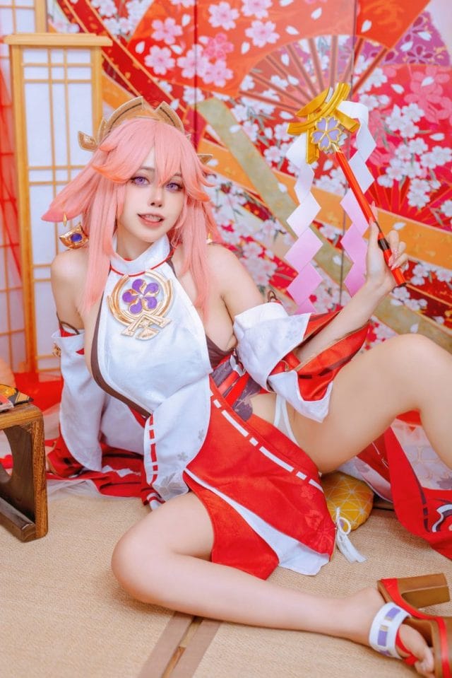 Byoru 八重神子COS写真:暖色打光下的鸣神大巫女神秘气质还原