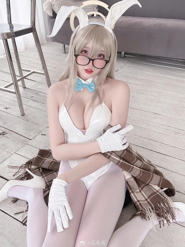 瓜希酱COS蔚蓝档案室笠朱音，白色兔女郎造型甜美又利落
