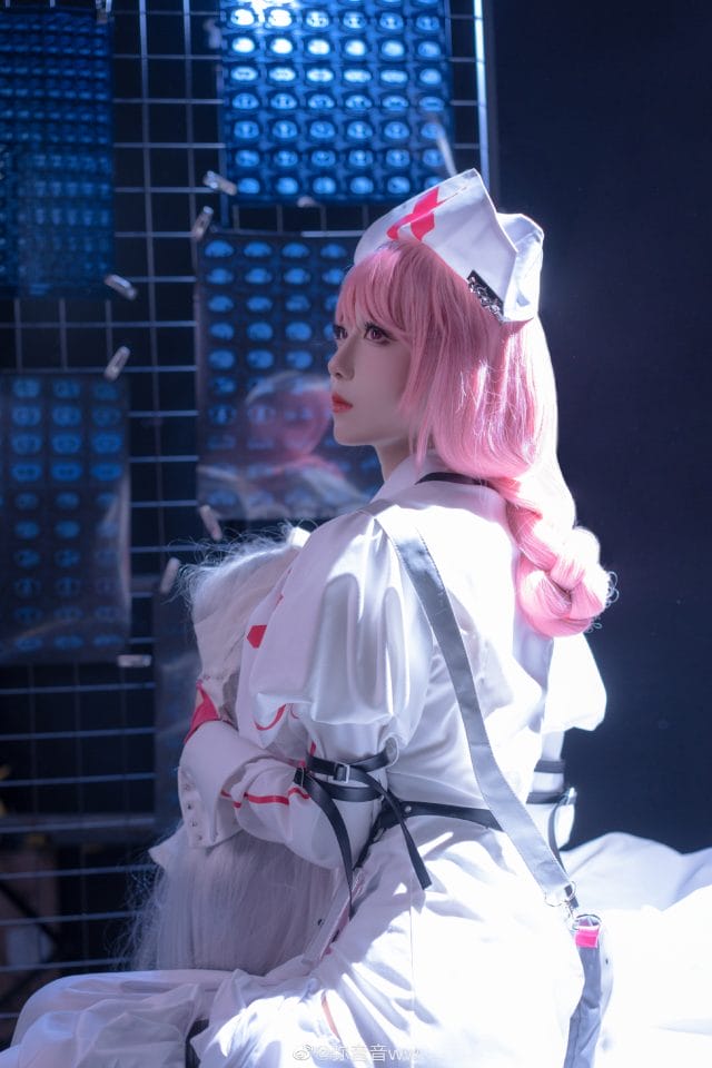 弥音音ww COS《无期迷途》安妮护士造型,粉色麻花辫闯入手术室