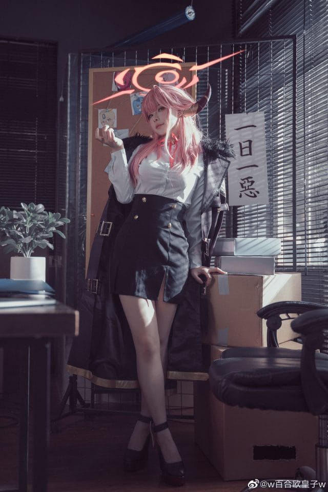 w百合欧皇子w COS蔚蓝档案陆八魔爱露，清凉与酷帅双面造型反差感拉满
