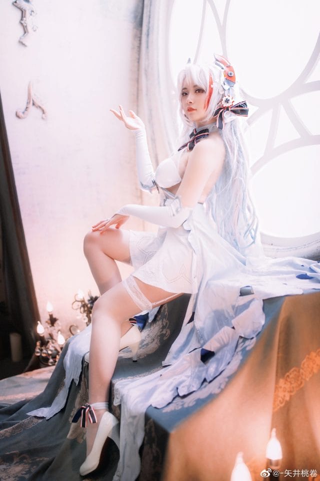 矢井桃卷COS《碧蓝航线》欧根亲王花嫁版:银发红瞳与白色婚纱的优雅还原