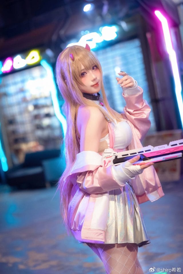 shiro希若《胜利女神:妮姬》毒蛇COS,霓虹灯下还原火力型妮姬