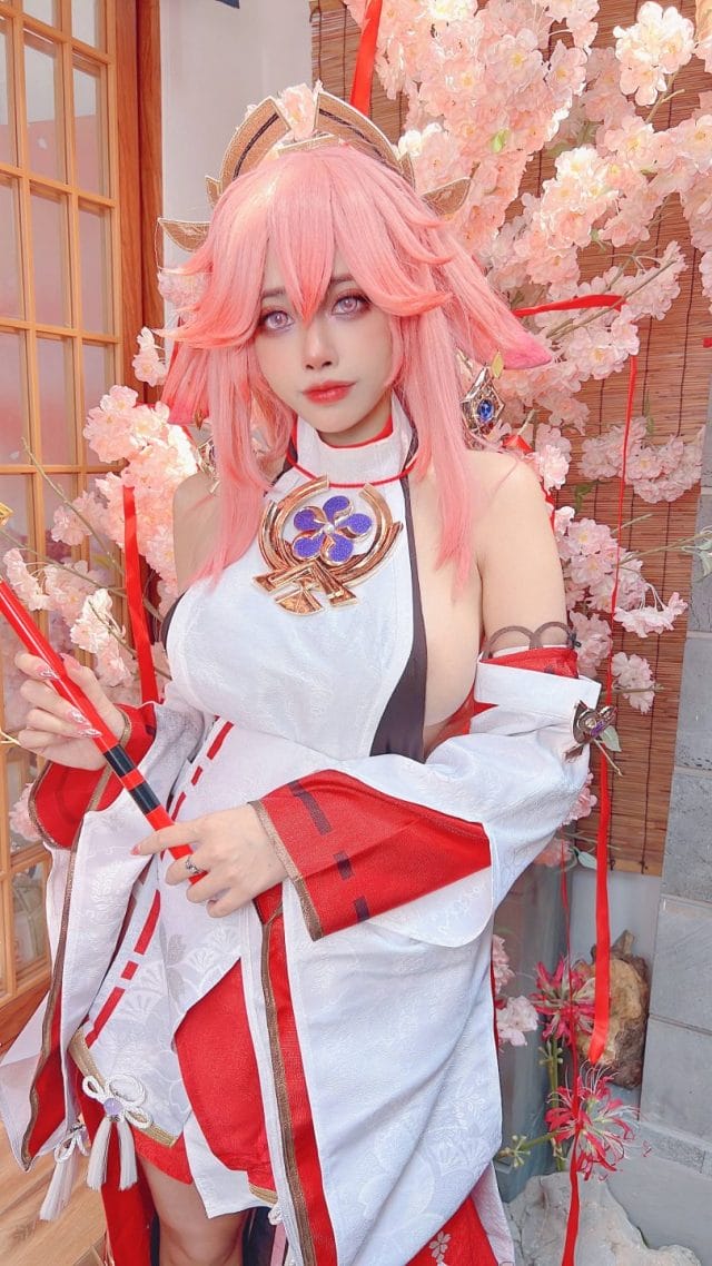 Byoru 八重神子COS写真:暖色打光下的鸣神大巫女神秘气质还原