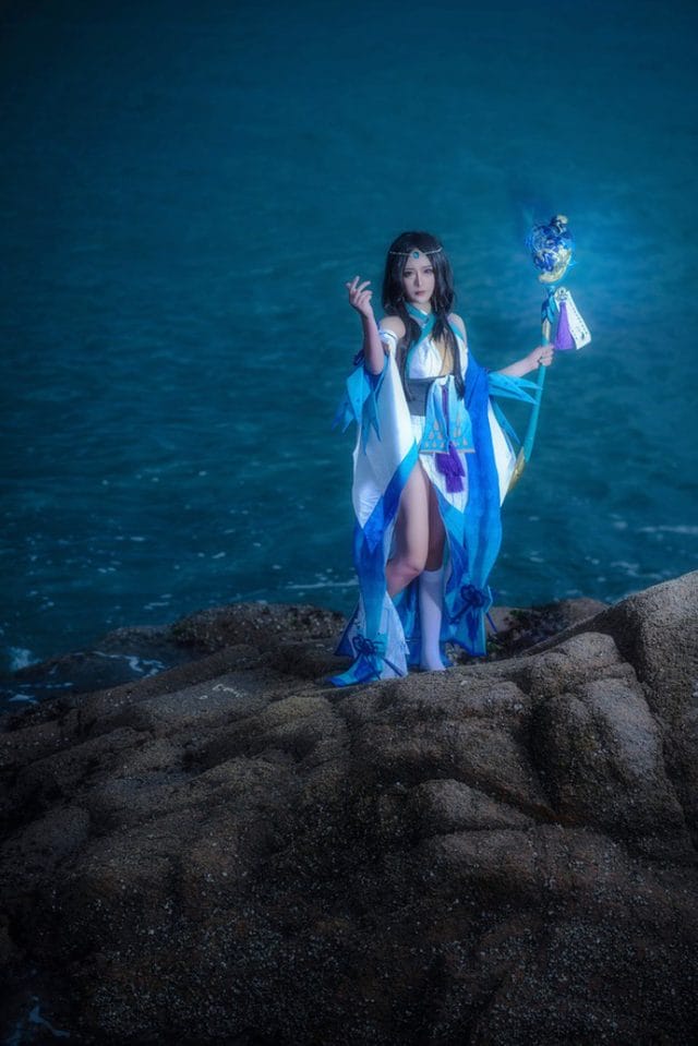 _Azusaa_ COS阴阳师八百比丘尼：白紫华服下的永生占卜师和风写真