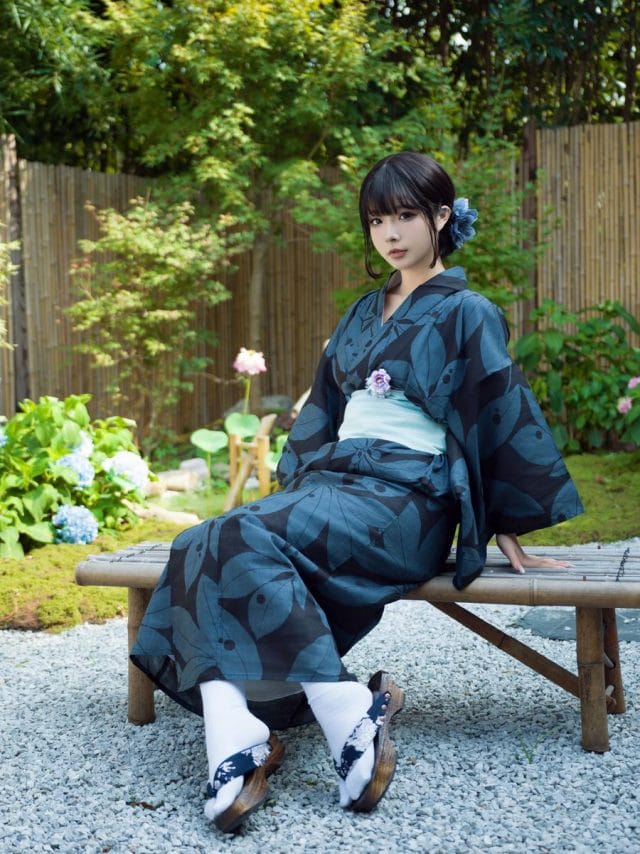 yuuhui玉汇「中庭之妻」COS写真：雨中日式庭院里的蓝色和服与安静情绪