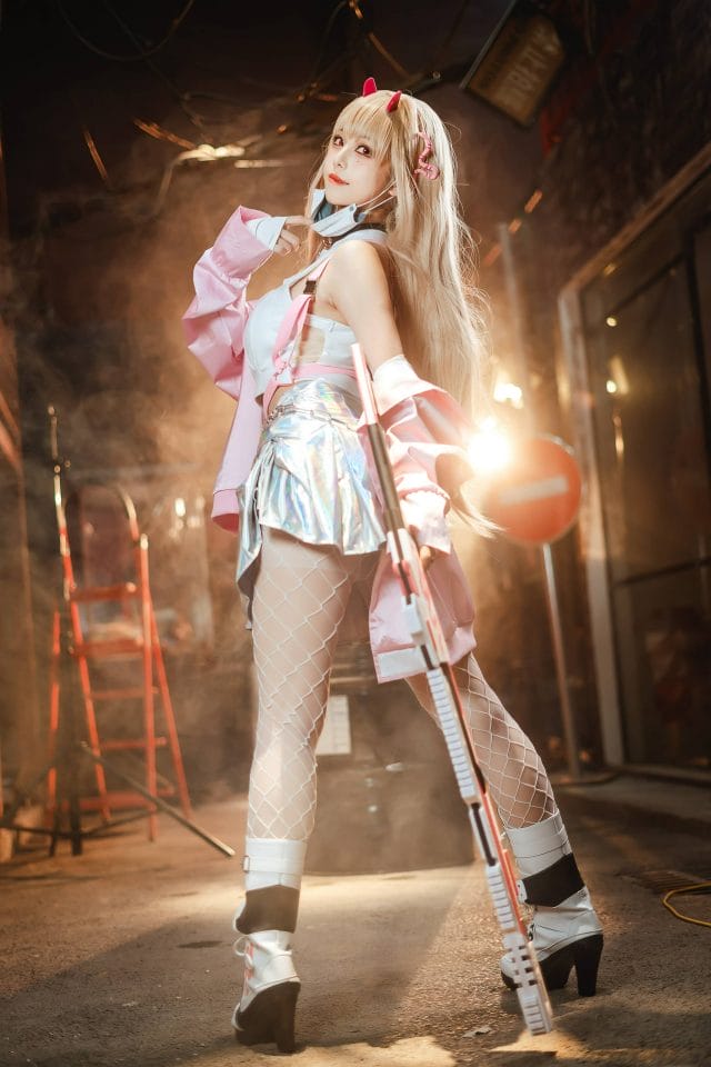 蜜汁猫裘COS《胜利女神:妮姬》毒蛇,粉色甜美与霰弹枪的反差气场